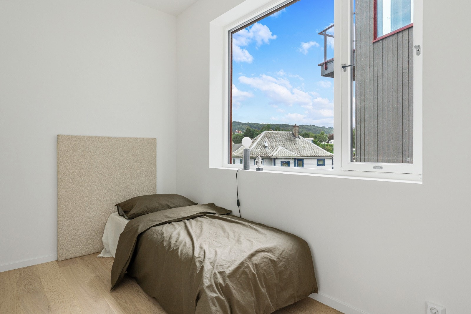 Alle har plass til seng, nattbord og garderobe for oppbevaring. Galleribilde