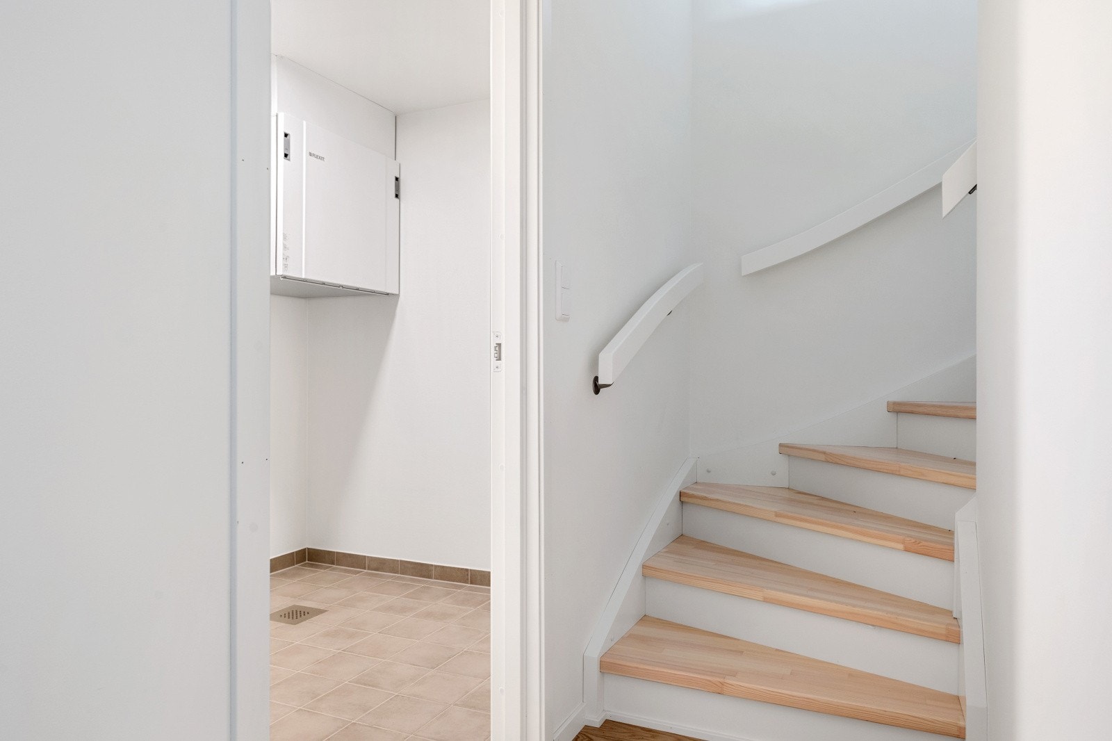 Boligen har også en tilhørende bod og vaskerom i 1. etasje. Galleribilde