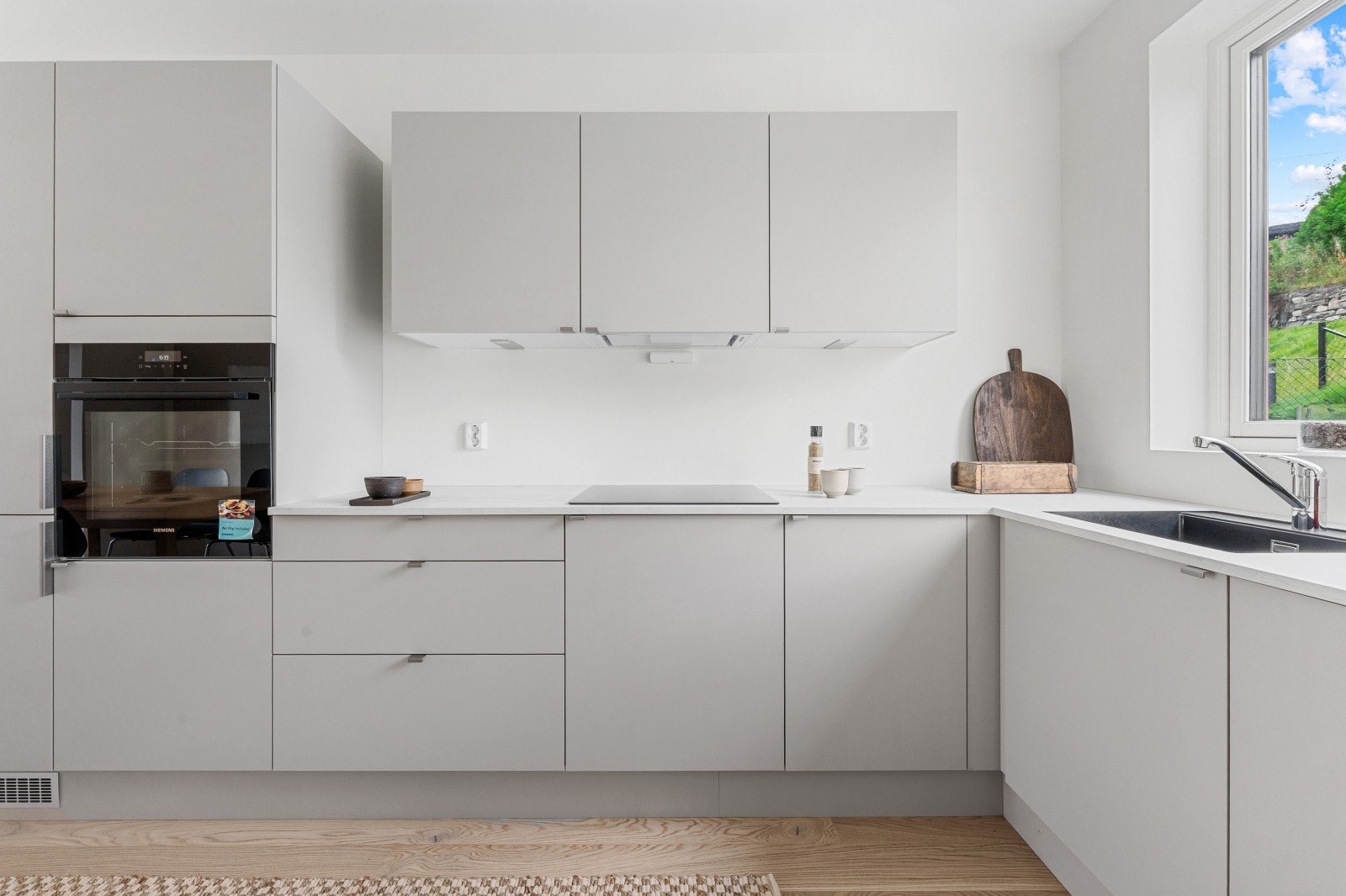 Det er utstyrt med følgende integrerte hvitevarer: induksjonsplatetopp, stekeovn, oppvaskmaskin og kjøl/fryseskap. Galleribilde