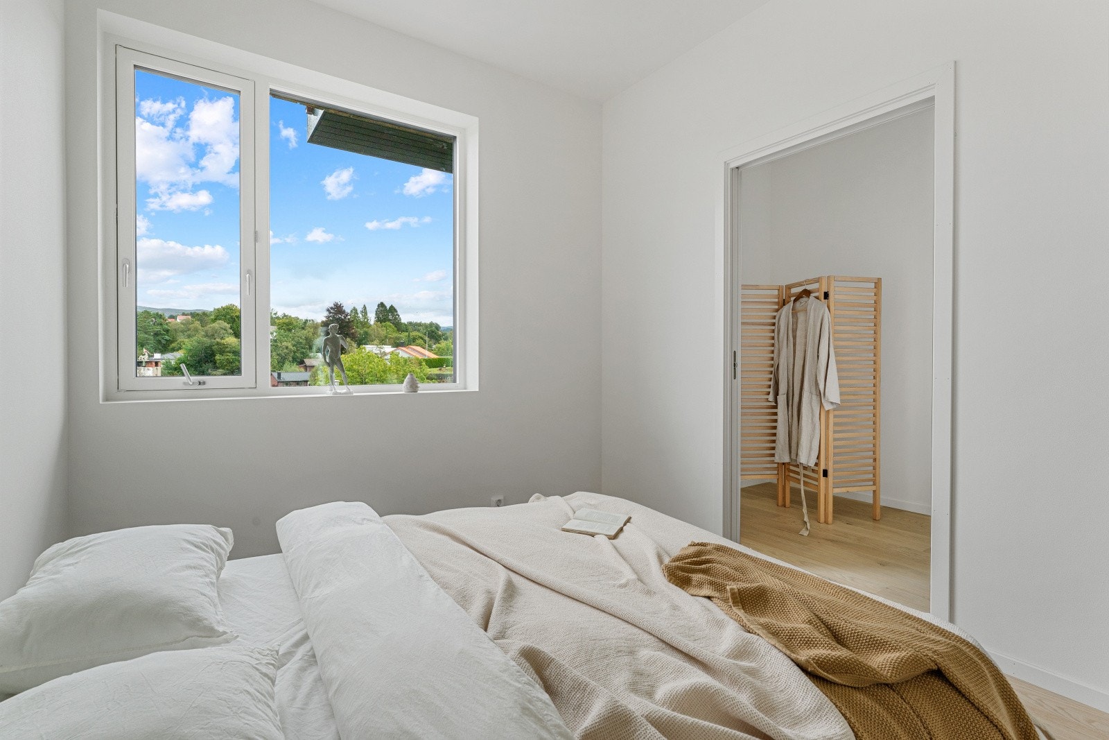 Det er også godt med oppbevaringsplass i en egen garderobeløsning. Galleribilde