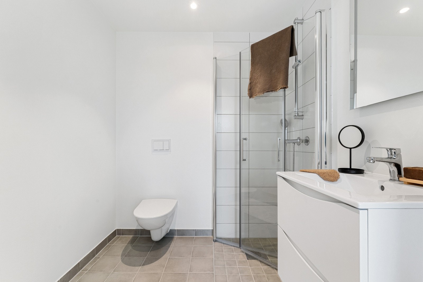 Her er det også et bad som er fliselagt på gulv og i dusjsone. Galleribilde