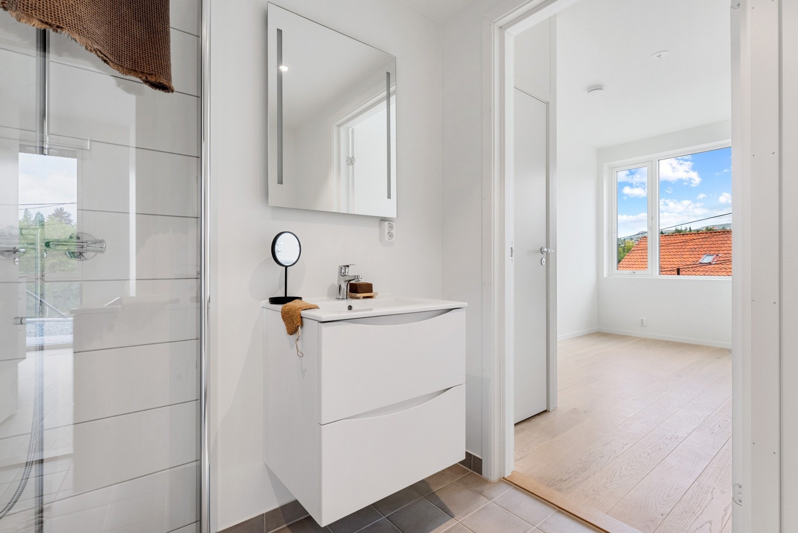 Varmekabler i gulv og spotlights i himling. Galleribilde