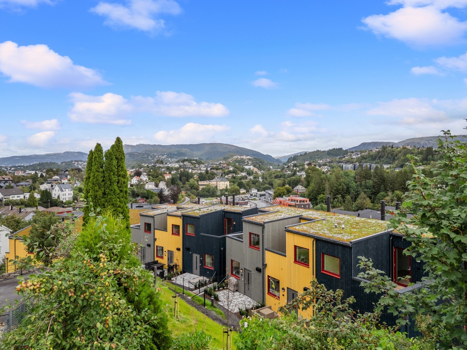 Huset er en del av ett nytt og moderne boligprosjekt med 12 flotte rekkehus fordelt på tre bygg, kun et par minutters gange fra bybanen. Galleribilde