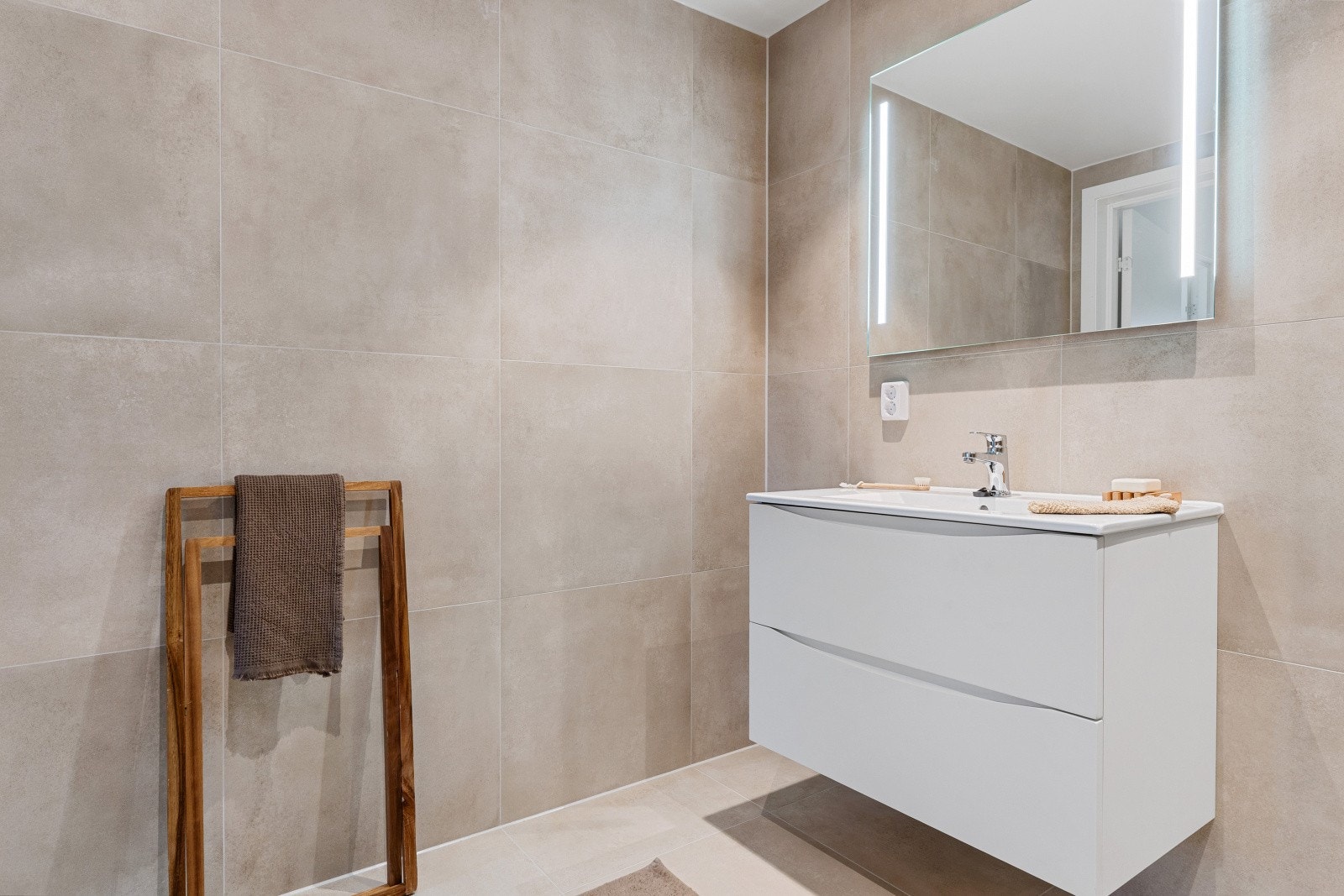 Badet i denne etasjen er helflist med 60X60 fliser. Galleribilde