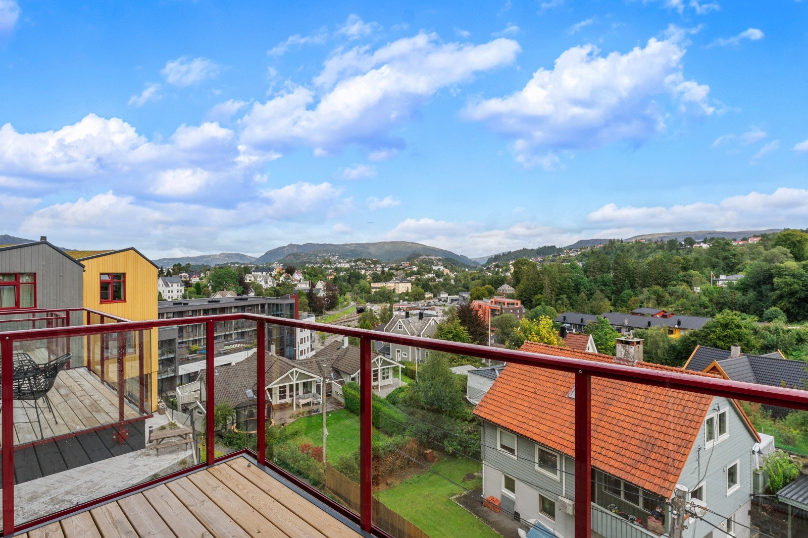 Fra stuen er det utgang til en herlig balkong med gode solforhold og flott utsikt! Galleribilde