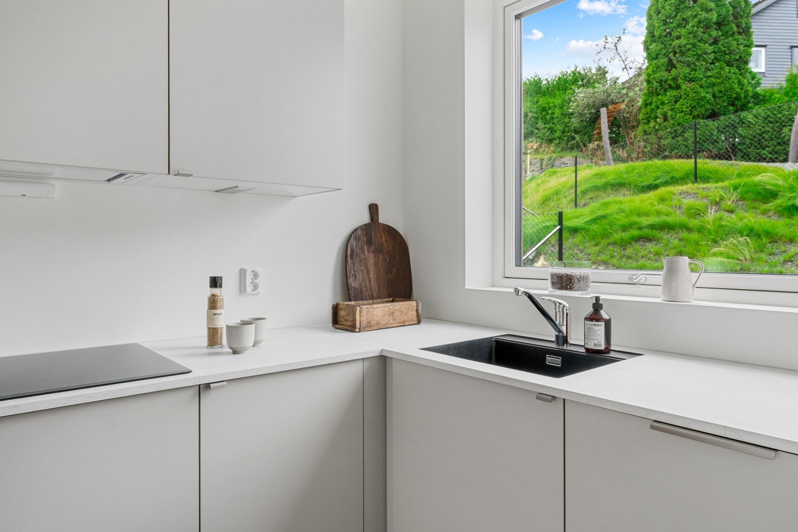 Her er det godt med oppbevaringsplass i skuffer og skap, samt arbeidsplass på benkeplaten. Galleribilde