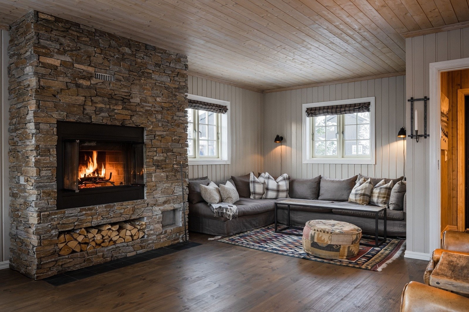 Stuen har en god romløsning med flott peis og gode vindusflater med fin utsikt. Galleribilde