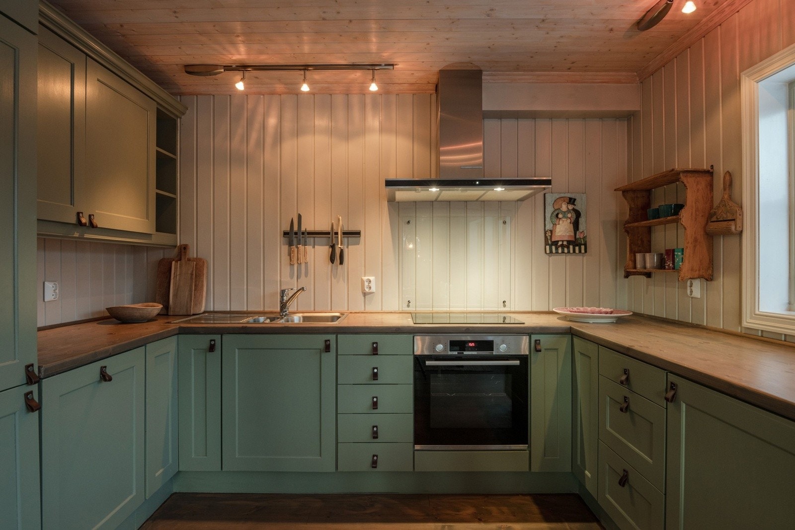 Hytta har en gjennomgående varm og behagelig belysning. Galleribilde