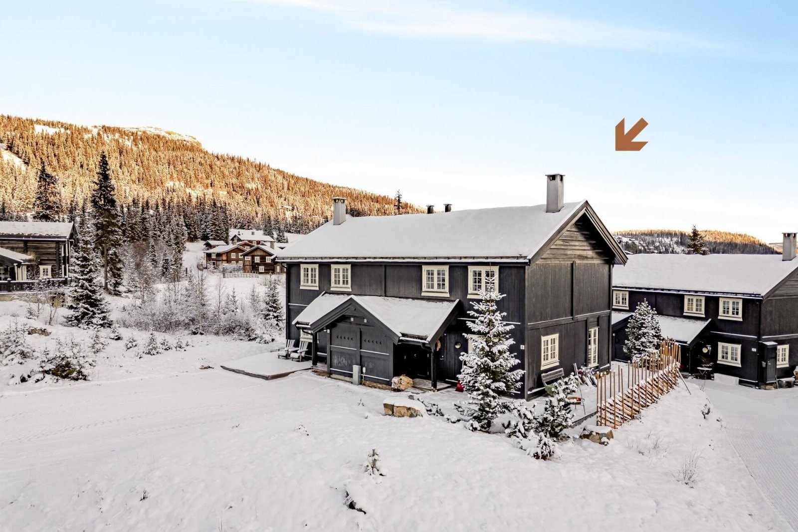 Innholdsrik 1/2 av vertikaldelt tomannshytte med ski inn/ut! Galleribilde