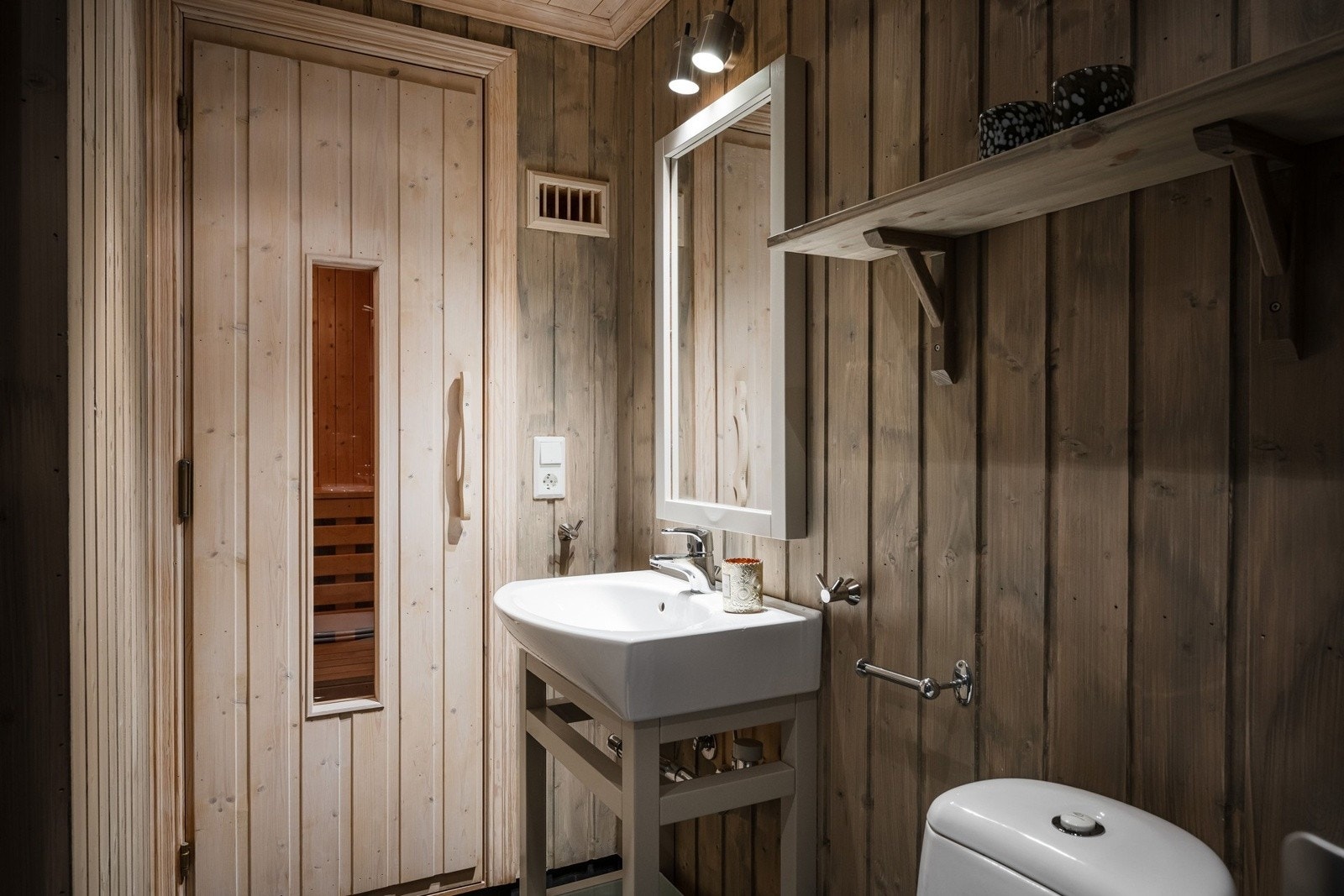 I 2. etasje finner du et lekkert bad med dusj. Galleribilde