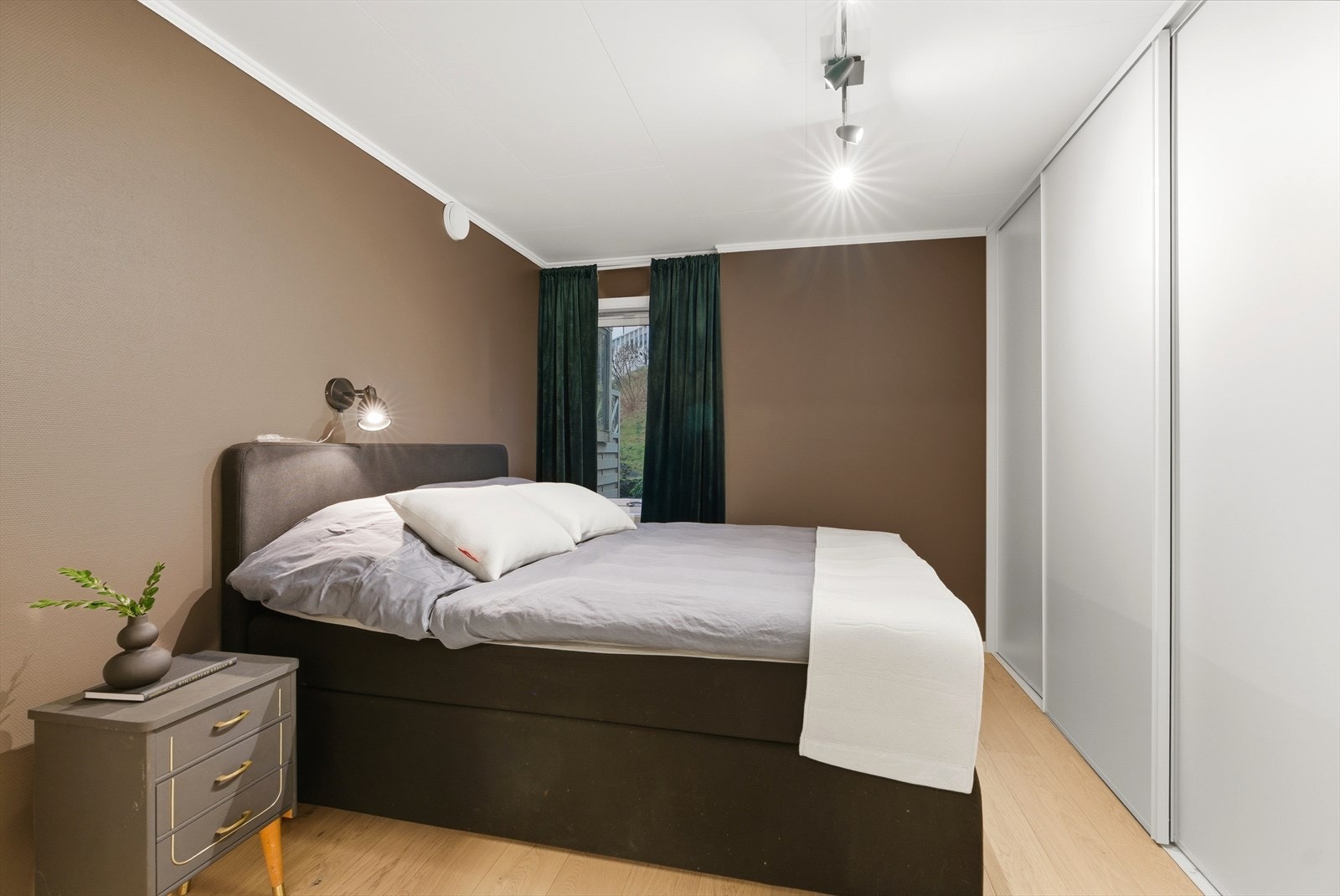 Fra kjøkkenet får du inngang til det største soverommet. Galleribilde