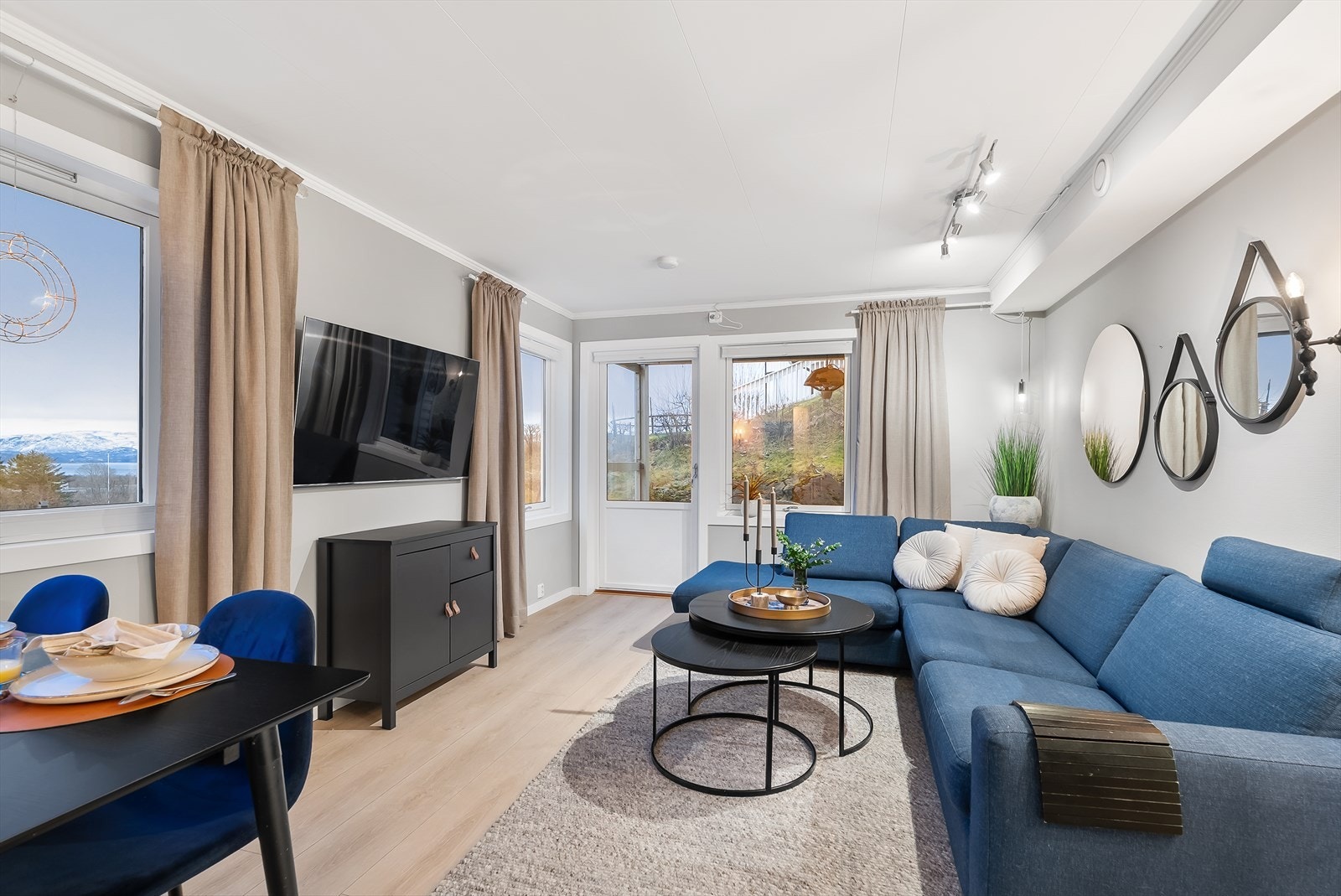 Store vinduer i stua som gir masse lys inn i rommet. Galleribilde