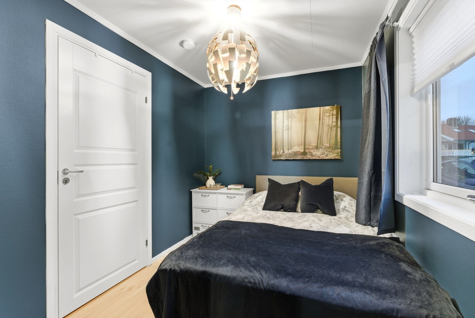 Soverom med inngang til bod/teknisk bod. Galleribilde