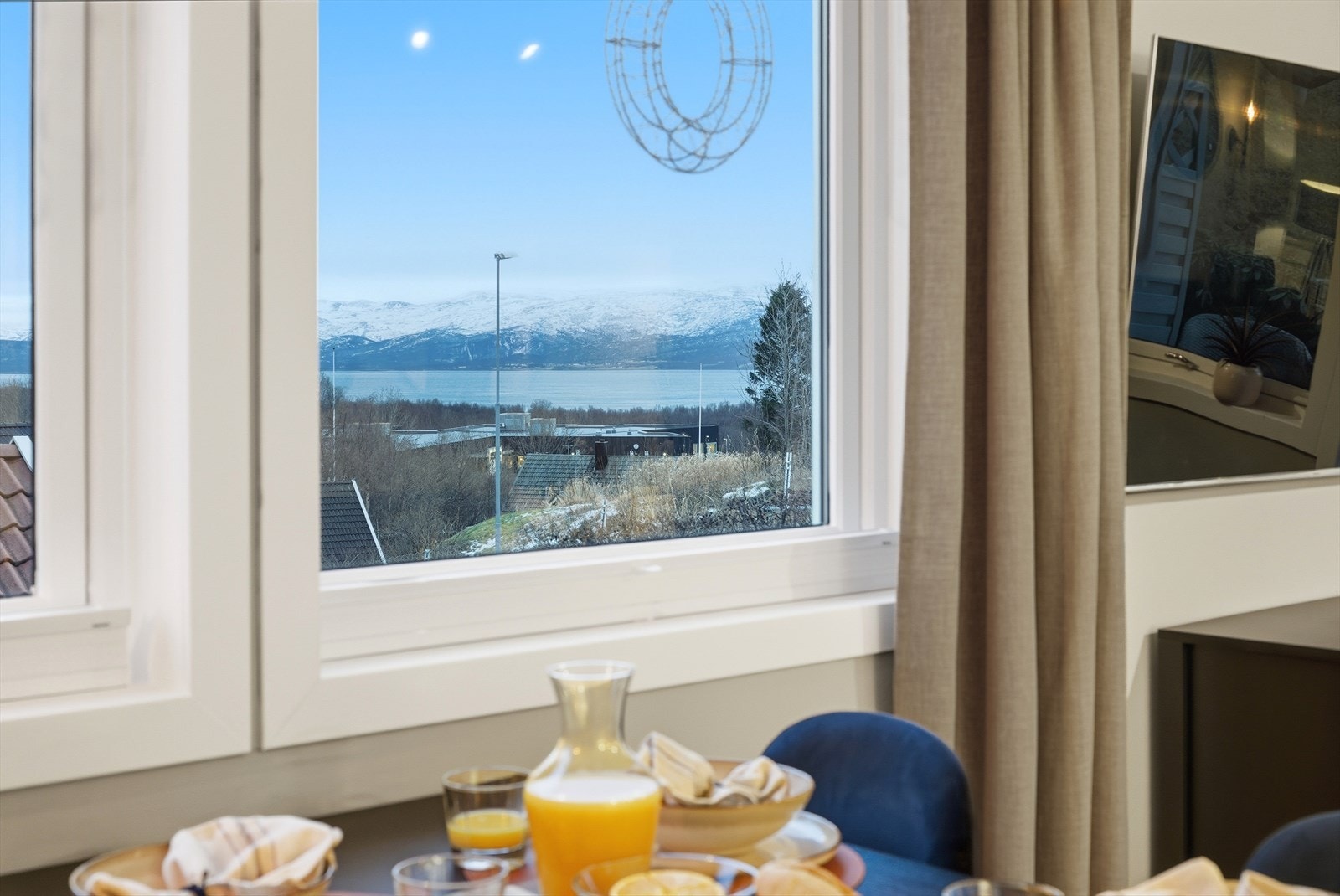 Nydelig utsikt mot Saltenfjorden fra spisestuegruppa. Galleribilde