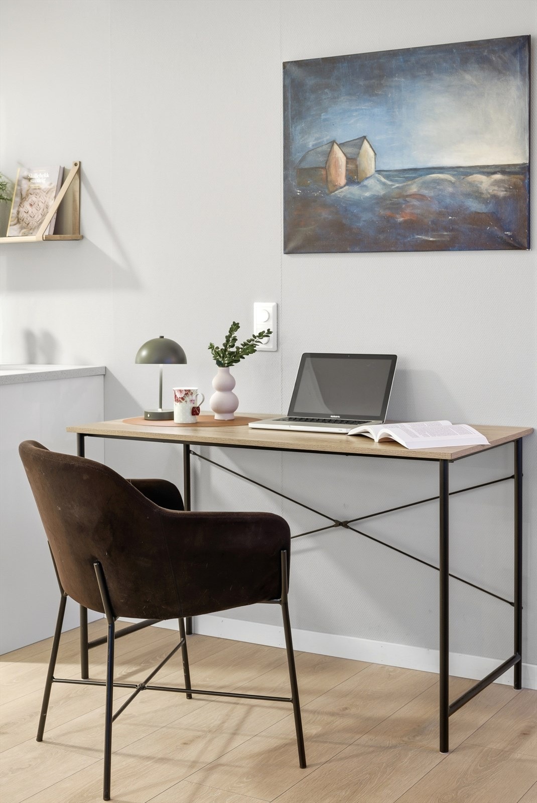 Litt praktisk kontorplass med ekstra kort vei til kaffe og lunsjbordet. :) Galleribilde