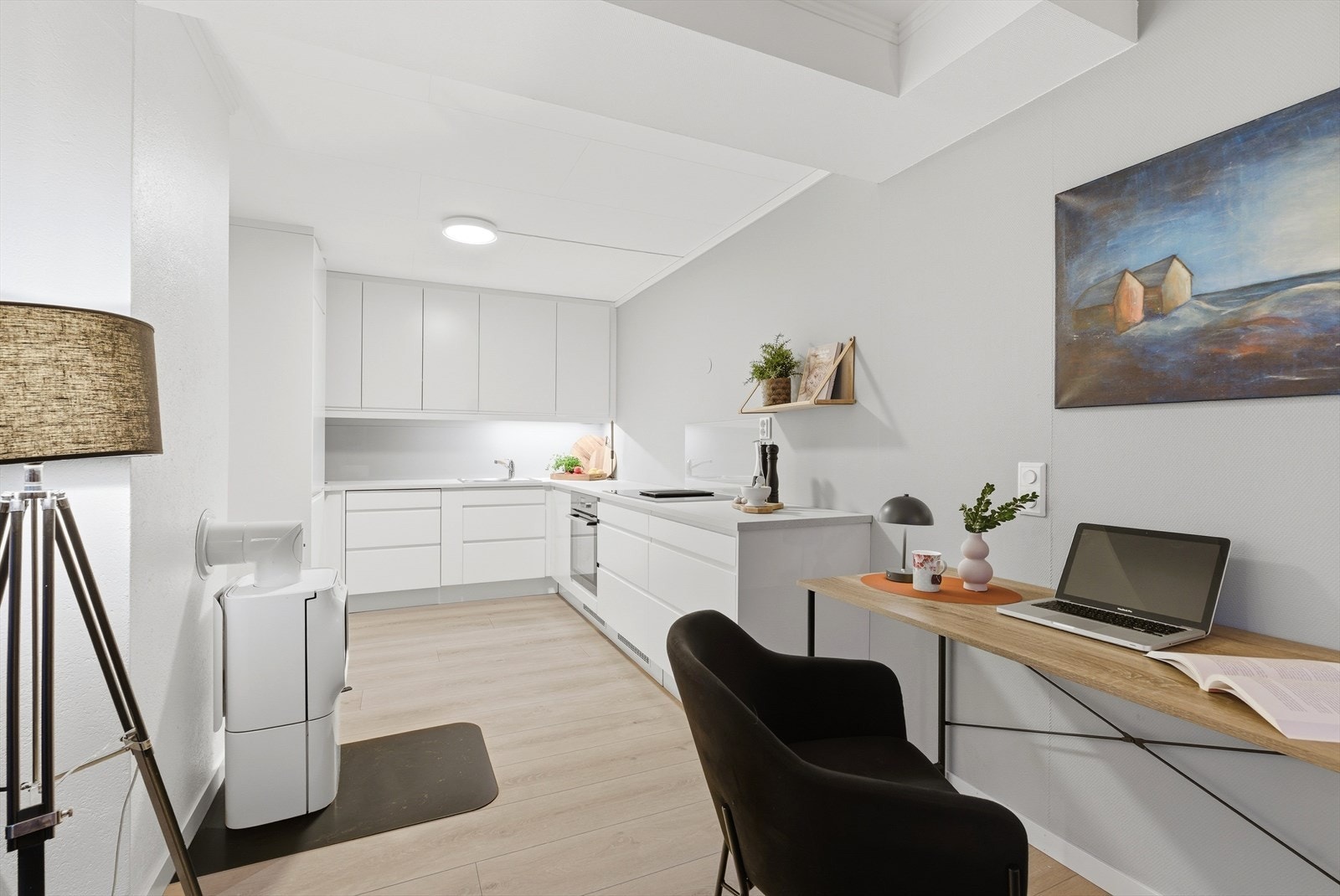 Mellom kjøkken og spisestuedel får du plass til litt kontor plass om ønskelig. Galleribilde