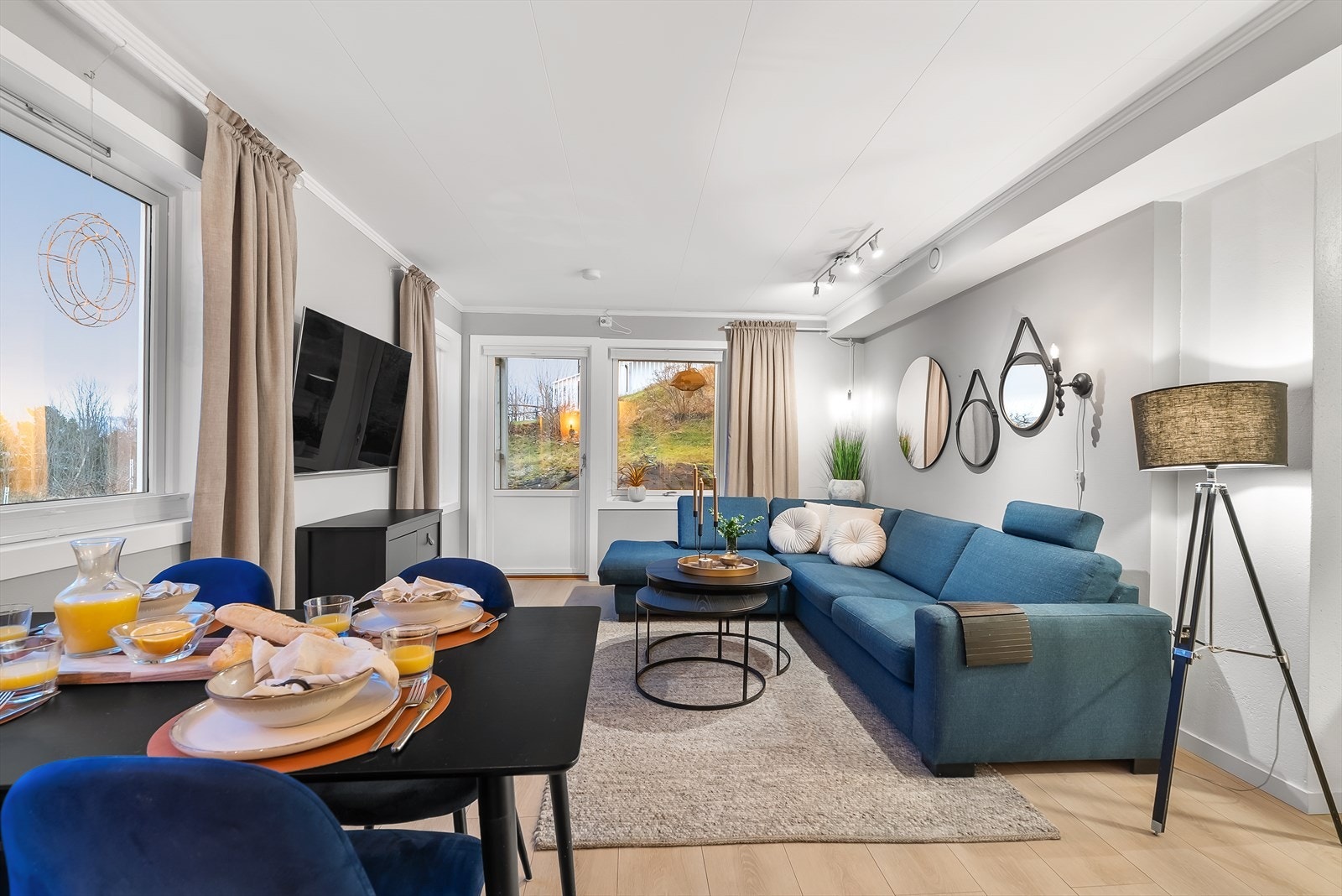 Romslig stue med god plass for diverse møblering. Galleribilde