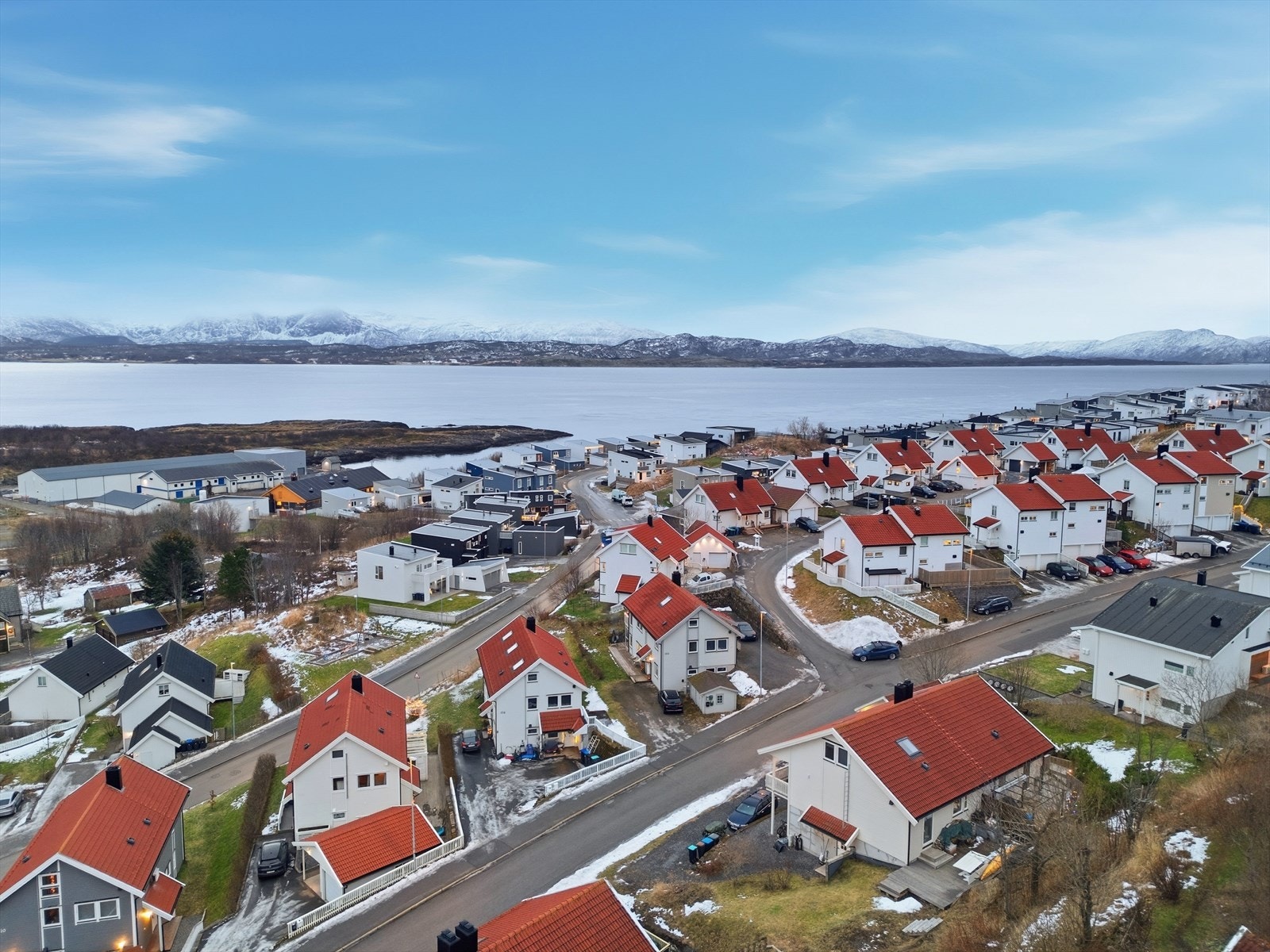 Fra eiendommen og rett ned mot havet får du Mørkvedbukta området, som byr på skole, barnehage og nydelige turområder. Galleribilde