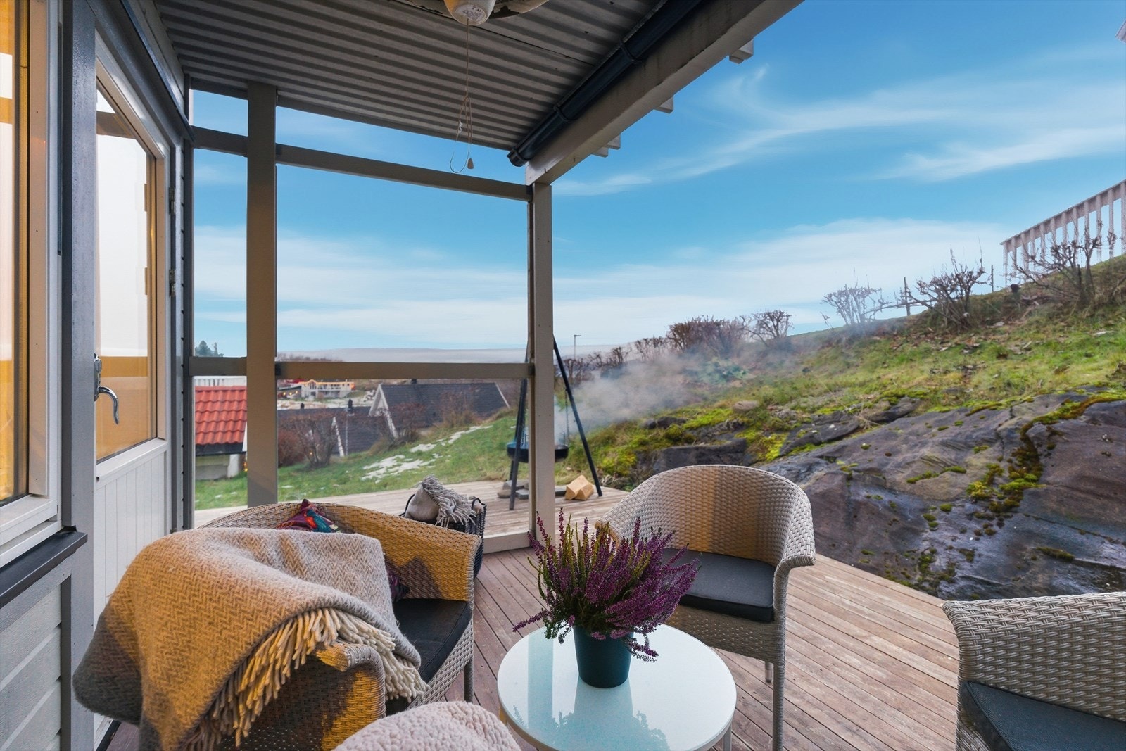 Lun og deilig ute område med utgang fra stua. Her får du god plass for både sittegruppa og bålpanna. Galleribilde