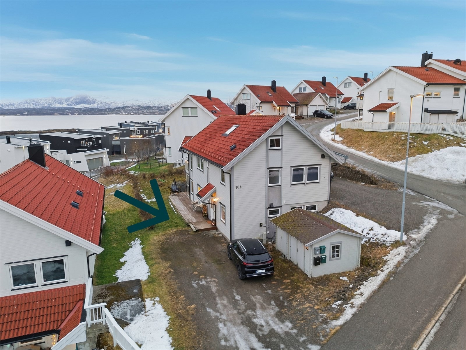 Stor innkjørsel med plass til hele 4 biler. Det er montert el-bil lader på vegg ved utebod. Flott utsikt fra eiendommen. Galleribilde