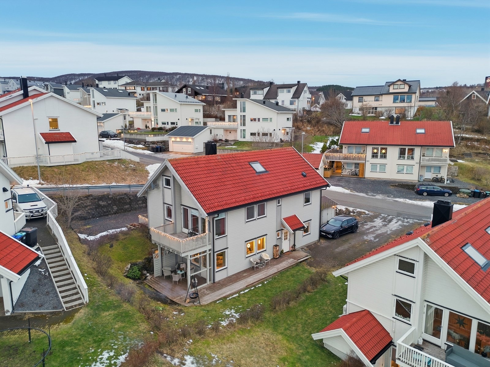 Boligen ligger i et barnevennlig og etablert bo-område med lett gangavstand til barneskole og barnehage. Samt butikker mm. Galleribilde