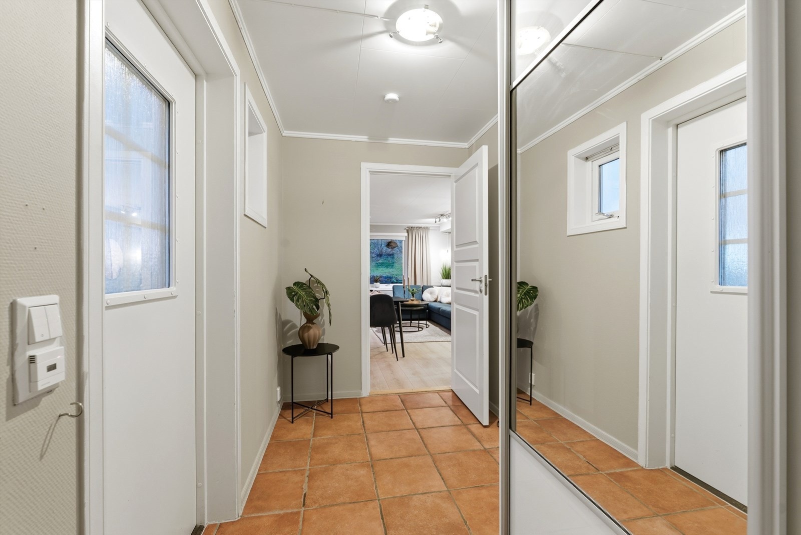 Velkommen inn! Romslig entre/gang med speil skyvedørsgarderobe. Galleribilde