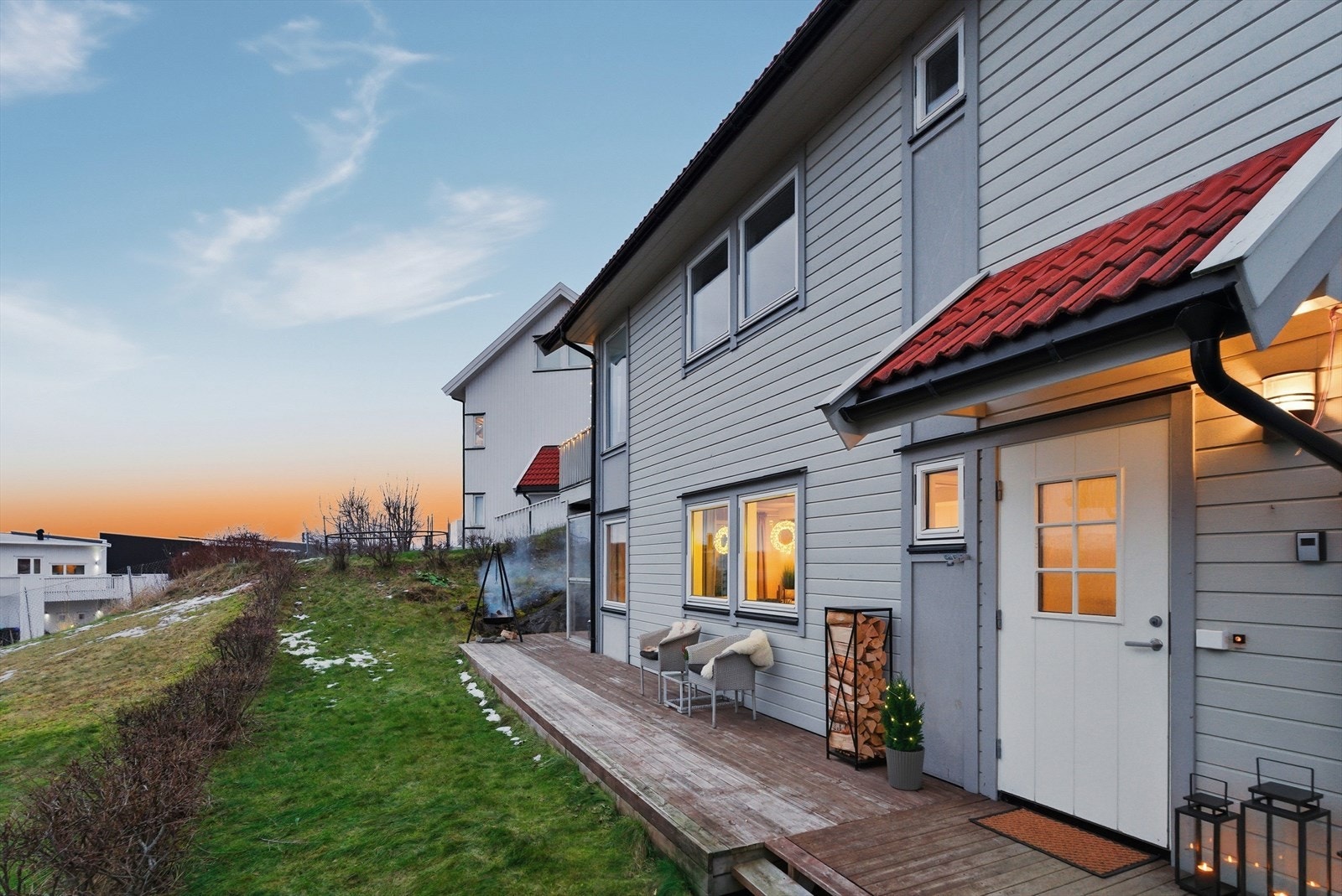 Entre til boligen. Praktisk med platting hele veien fra inngangsparti og til uteområde. Galleribilde