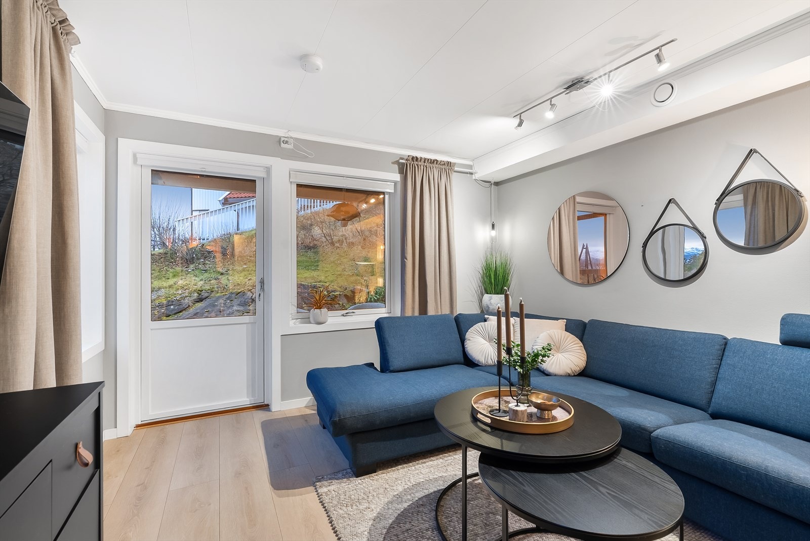 Stue med utgang til et lunt og fint uteområde. Galleribilde