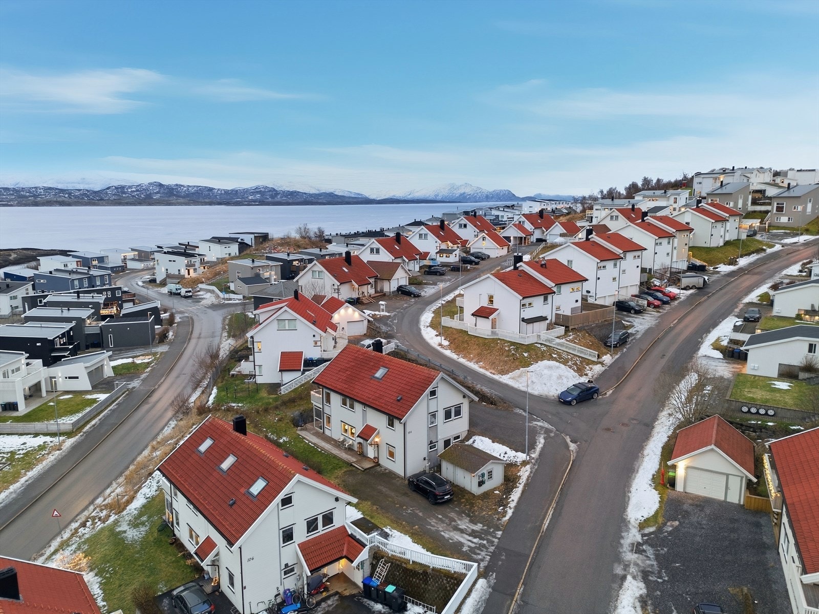 Gamle Kongsvei har en sentral og god beliggenhet på Mørkved med lett gangavstand til det meste. Galleribilde