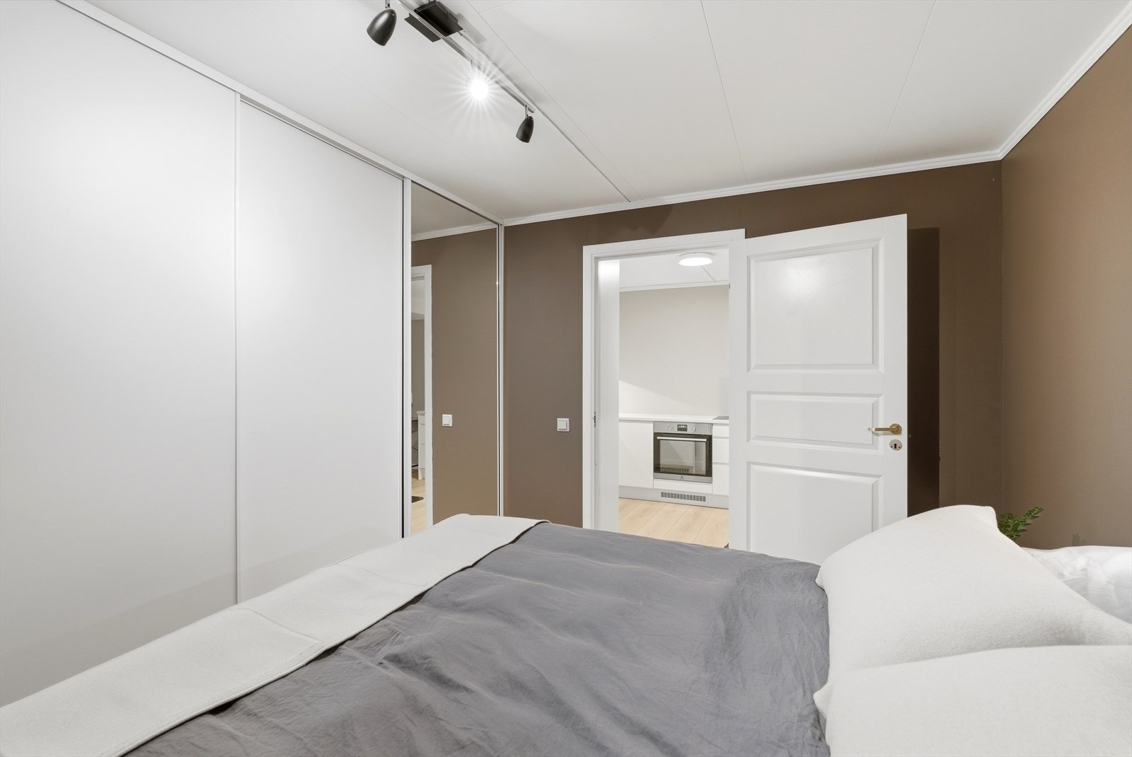 Her for du god lagringplass og oppbevaring med stor skyvedørsgarderobe. Galleribilde