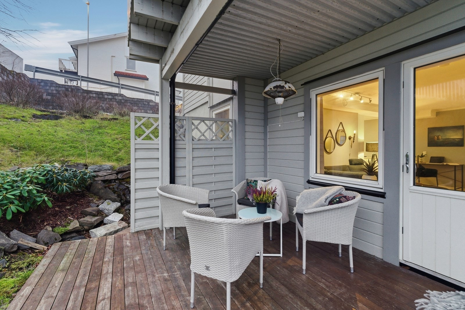 Uteområdet byr på flott utsikt ut over Saltenfjorden Galleribilde