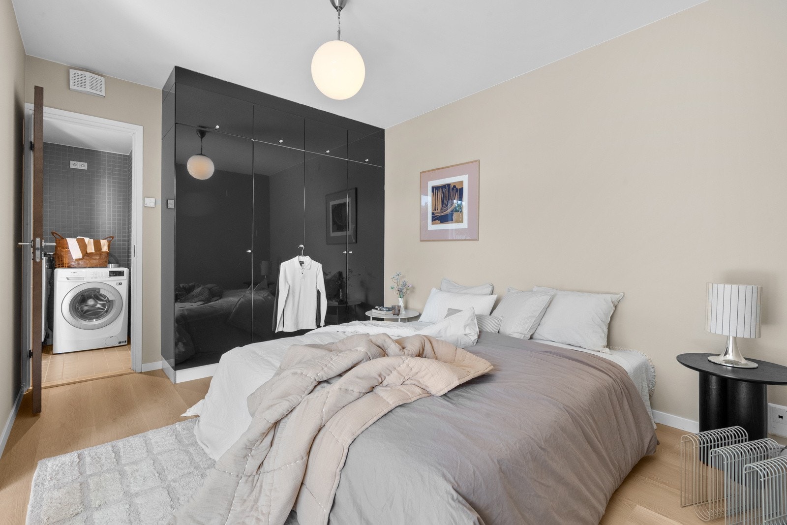 Stort garderobeskap gir rommet godt med skapplass. Galleribilde