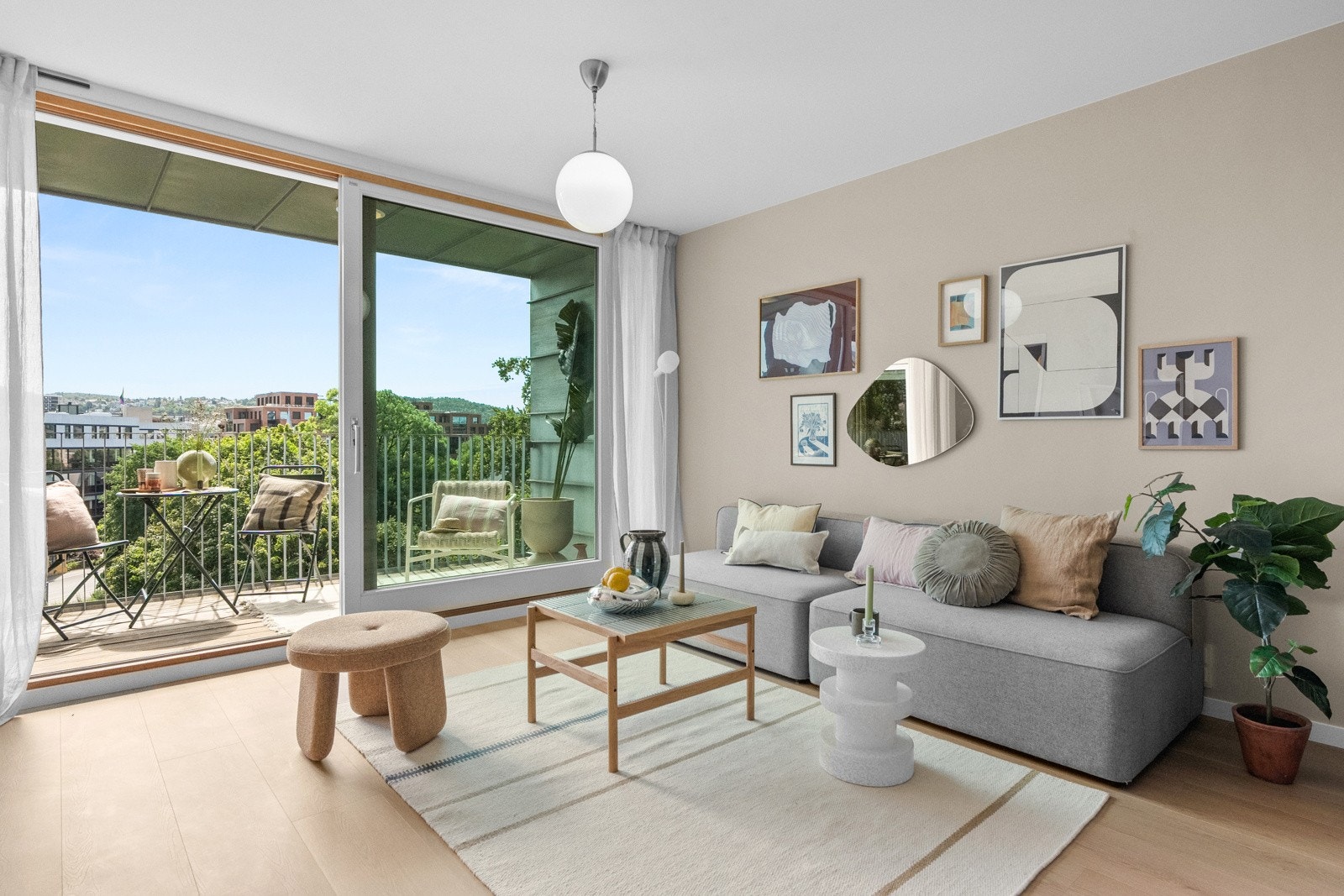 Leiligheten fint til i byggets toppetasje og har en luftig, åpen planløsning med gjennomlys fra begge sider. Galleribilde