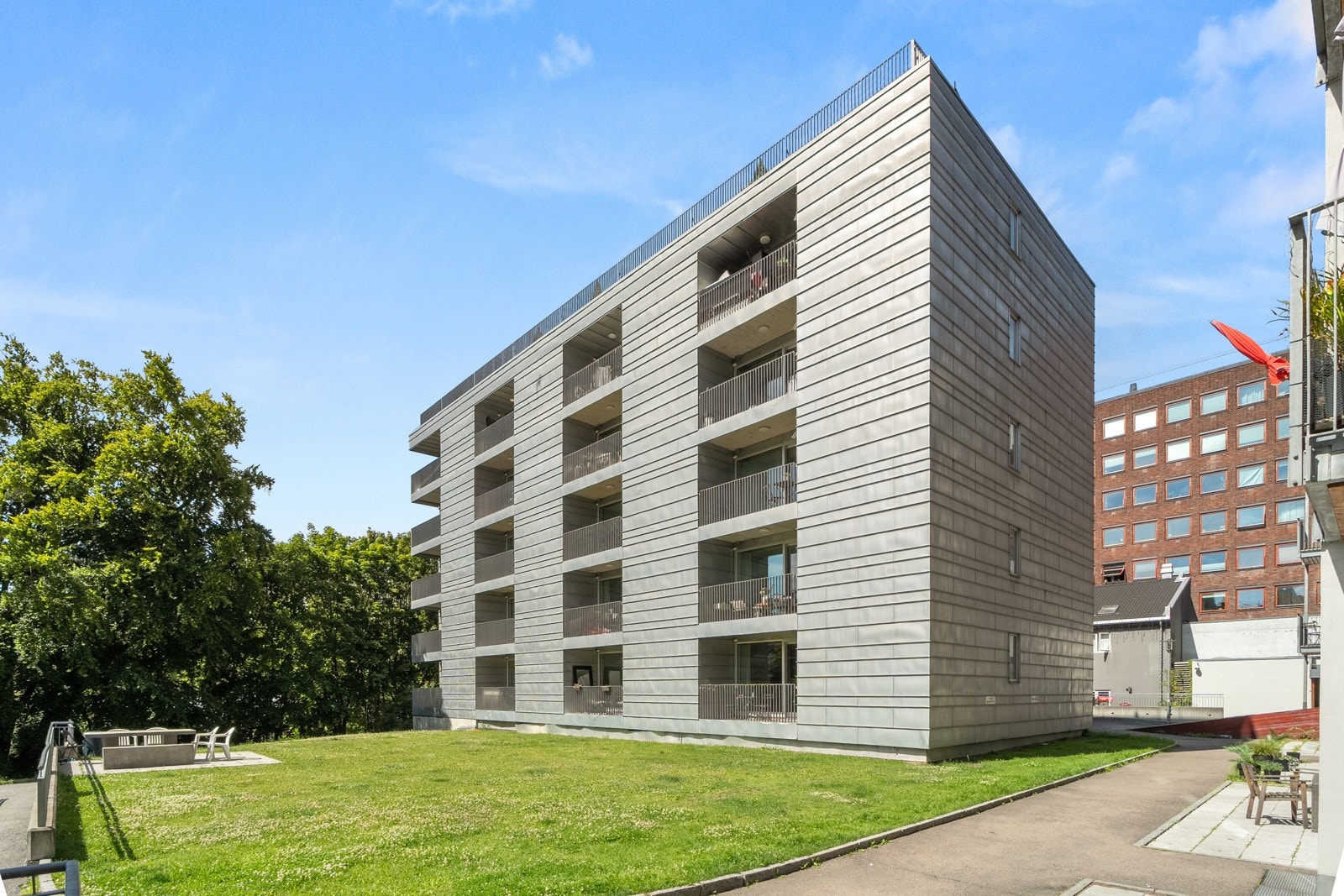 Det er i tillegg en pent opparbeidet bakgård/"hage", helt skjermet for trafikk. Galleribilde