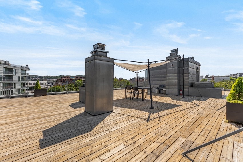 Beboerne har tilgang til en hyggelig takterrasse på toppen av bygården. Galleribilde