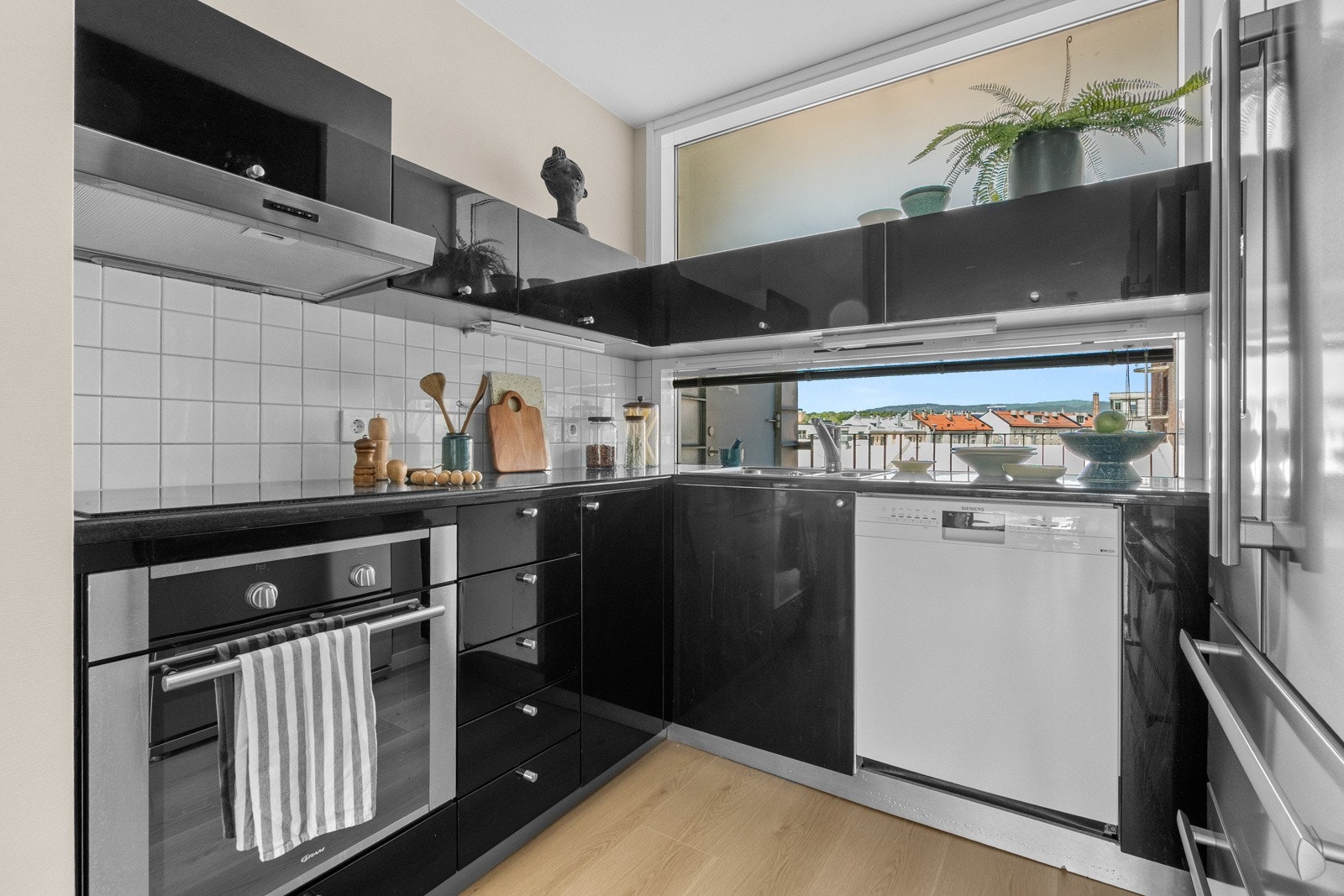 Kjøkkenet er utstyrt med kjøl/frys, oppvaskmaskin og komfyr. Galleribilde