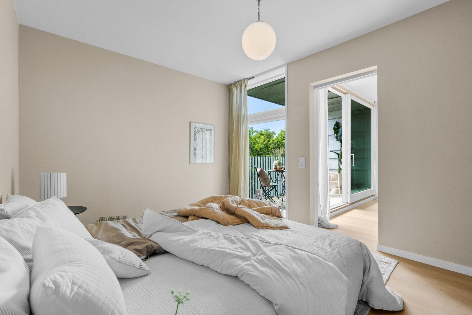 Leiligheten har et luftig og fint soverom av god størrelse. Galleribilde