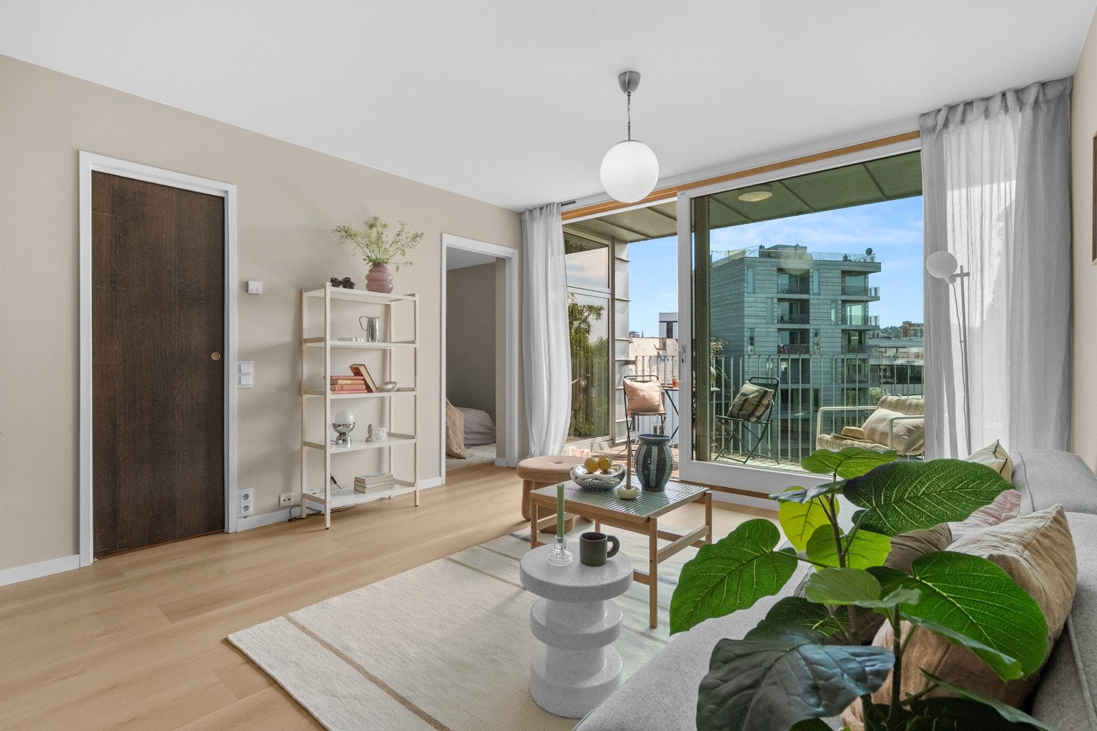 Leiligheten har store vindusflater som srekker seg fra gulv til himling. Dette gir leiligheten en luftig og god romfølelse. Galleribilde