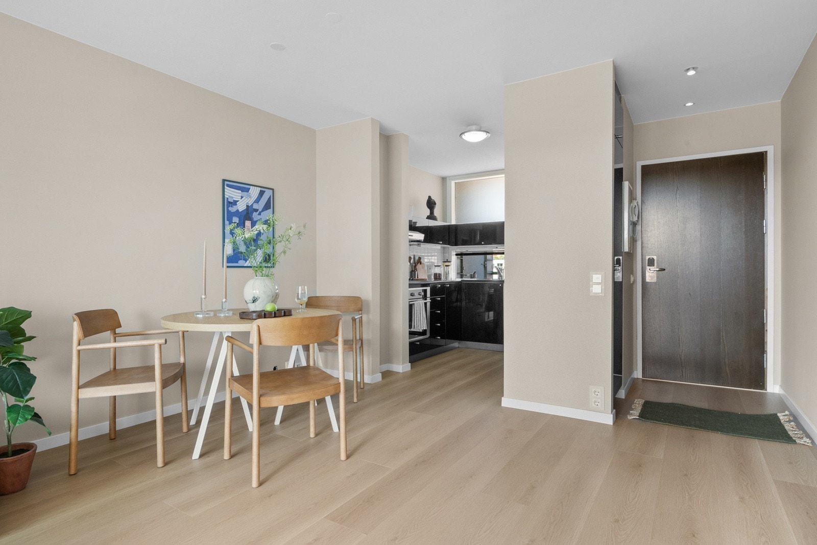 Stuen har gode møbleringsmuligheter, med plass til sofagruppe med tilhørende møblement, tv-seksjon og spisebord. Galleribilde