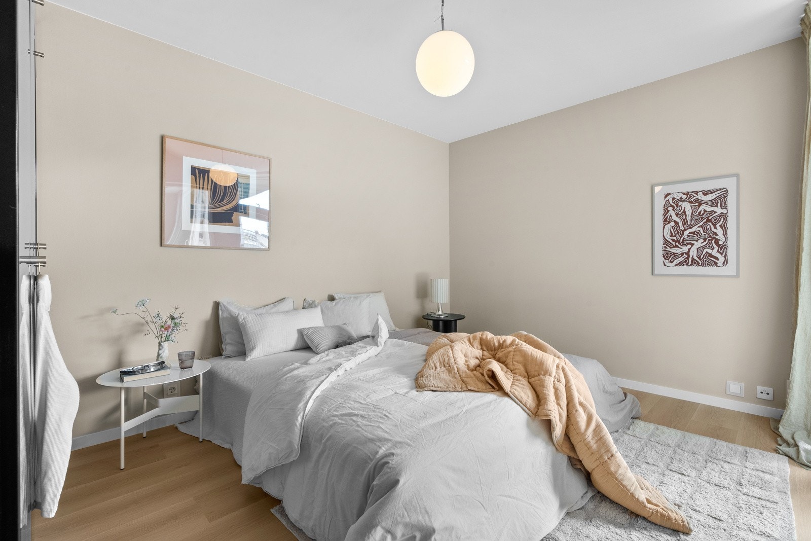 Rommet har god plass til dobbeltseng, nattbord og ønsket møblement. Galleribilde