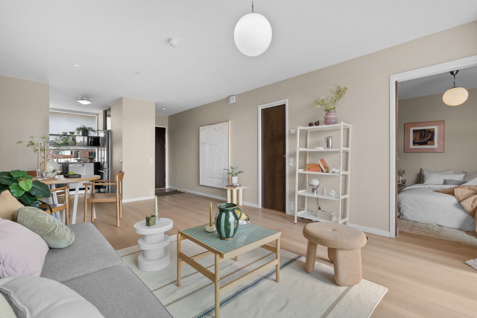 Leiligheten er vel gjennomført med lyse overflater malt i 2025 i stue/kjøkken og soverom, og pent laminatgulv fra 2025 i stue og soverom. Galleribilde