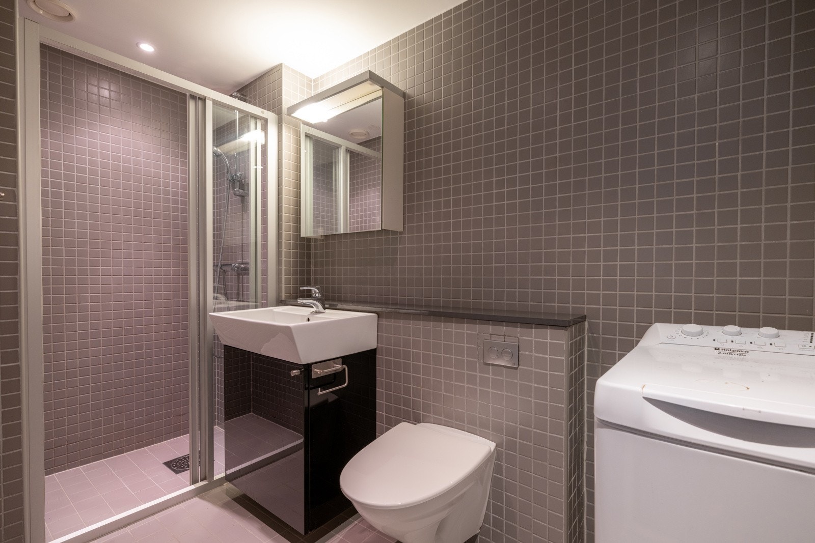 Flislagt bad med gulvvarme og downlights. Galleribilde