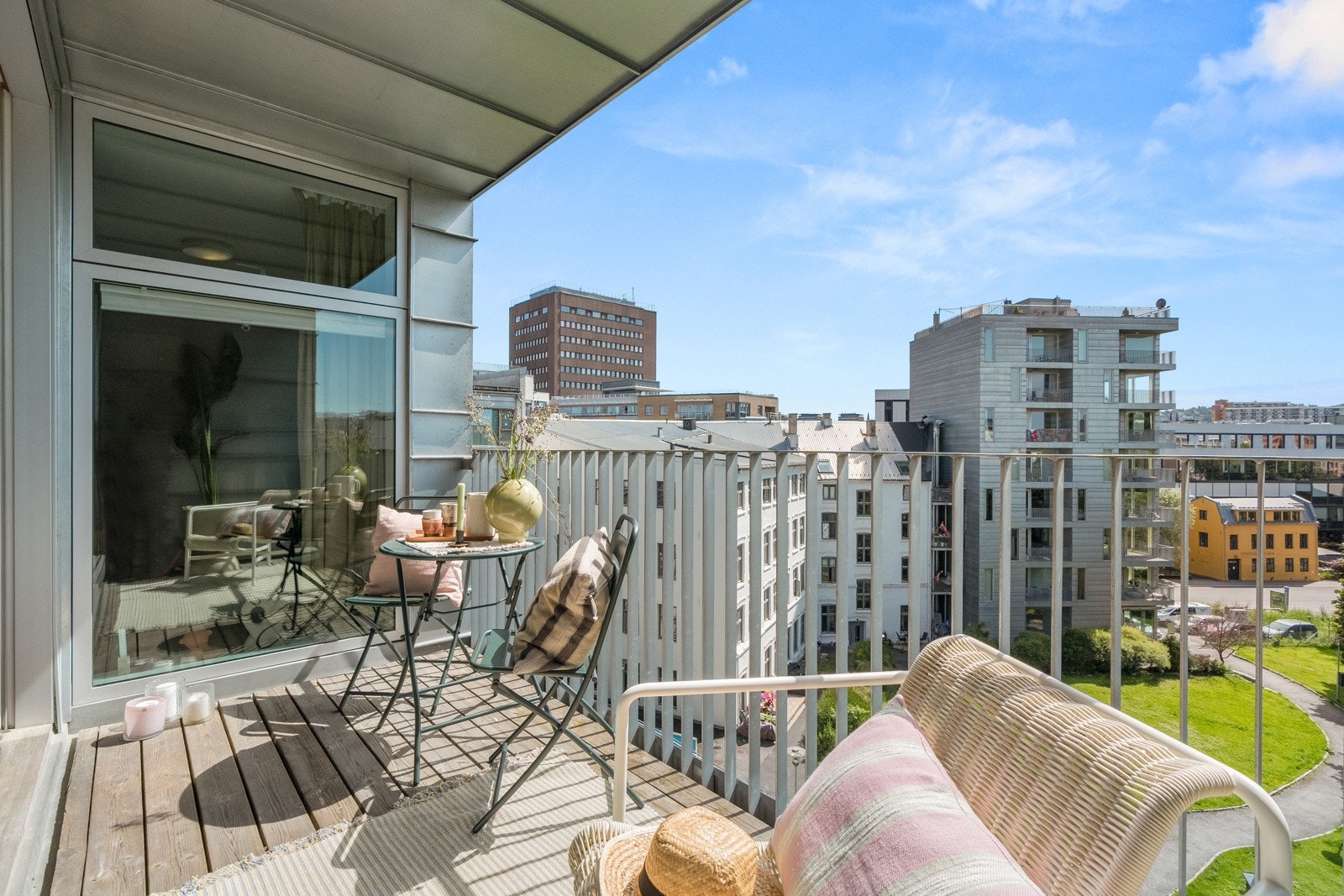 Her er det plass til sittegruppe, beplantning og lignende. Uteplassen er utstyrt med stikkontakt og lys. Galleribilde