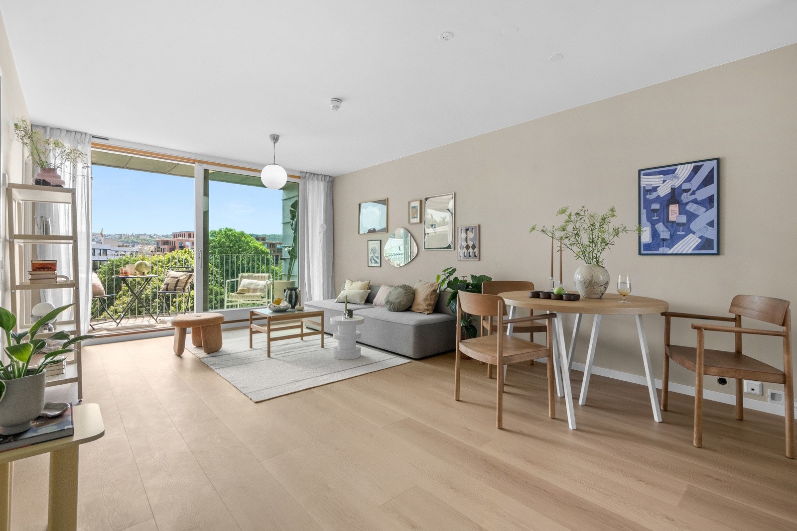 En lys og lekker 2-roms med hybeldel. Sentralt beliggende på nedre Grünerløkka med Akerselva og Botanisk hage som nabo. Galleribilde