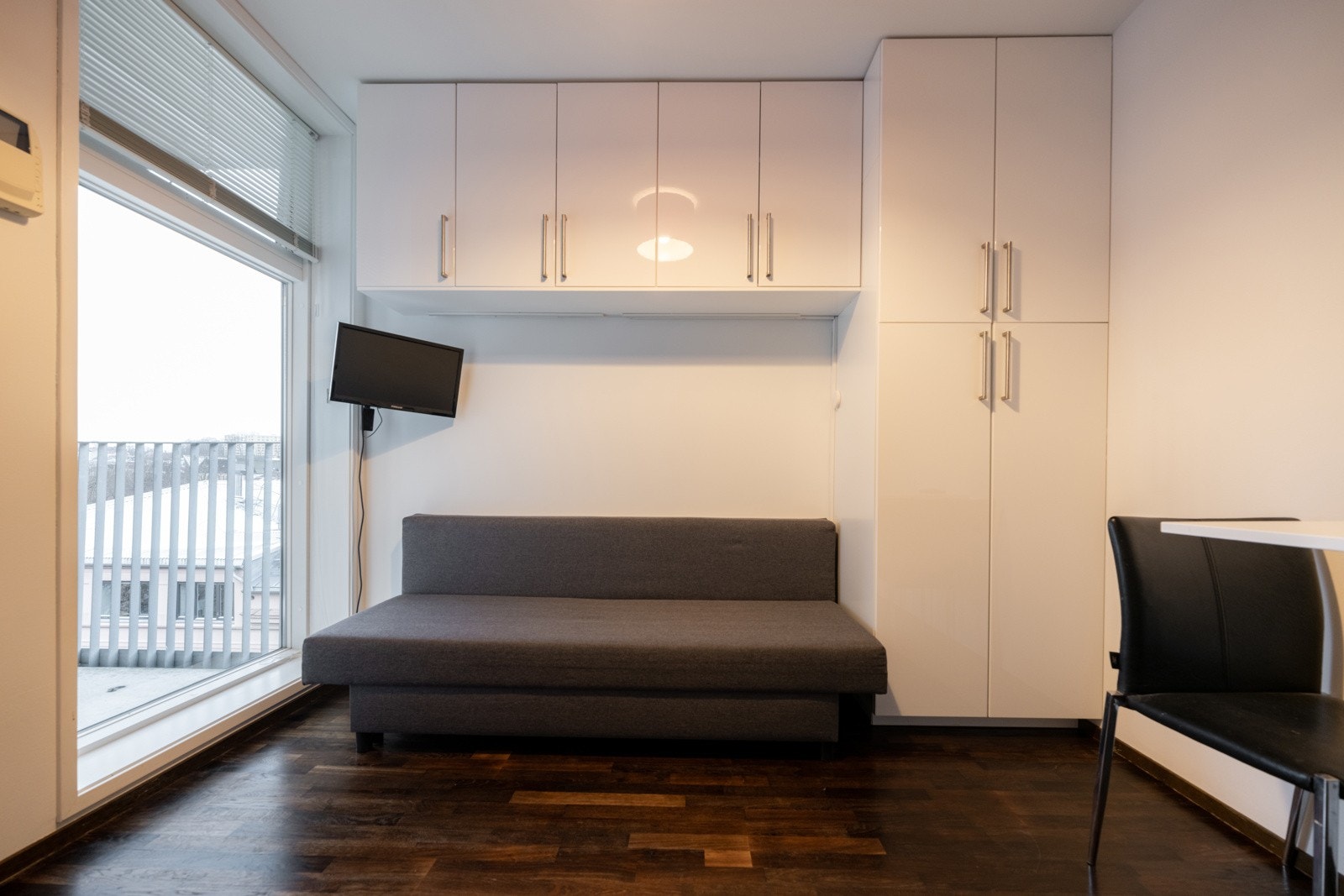 Innbydende stue med plass til f.eks sovesofa, spisebord eller annet ønskelig møblement. Rommet er innredet med garderobeskap og overskap. Galleribilde