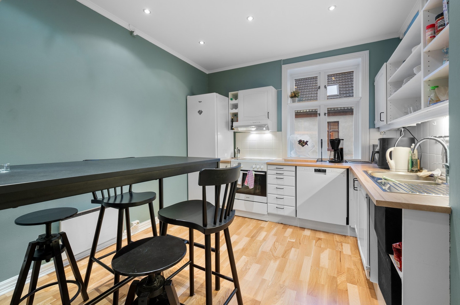 Lyst kjøkken med god skap- og benkeplass. Kjøkkenet er med plane fronter og laminerte benkeplater. Galleribilde