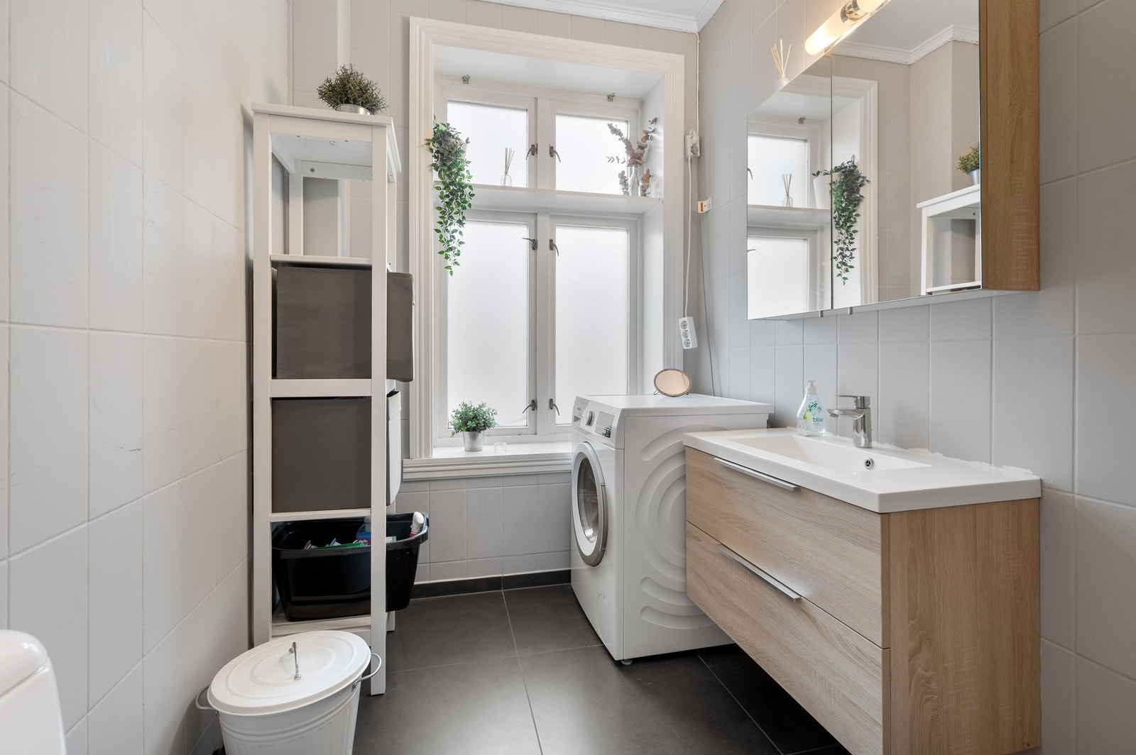 Baderommet består av toalett, dusjsone, servant med underskap og overskap og gode oppbevaringsmuligheter. Galleribilde