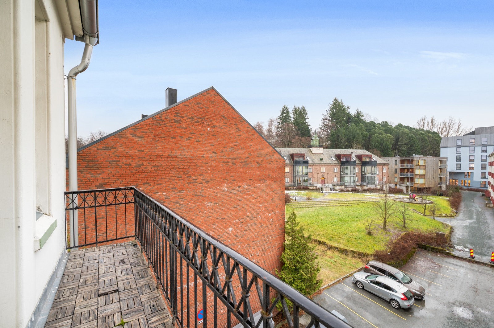 Flott balkong med god utsikt og fine solforhold. Galleribilde