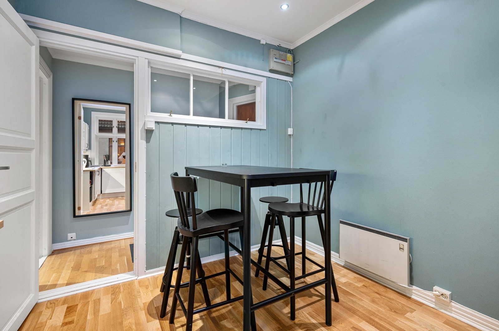 God plass til spisebord på kjøkkenet. Galleribilde