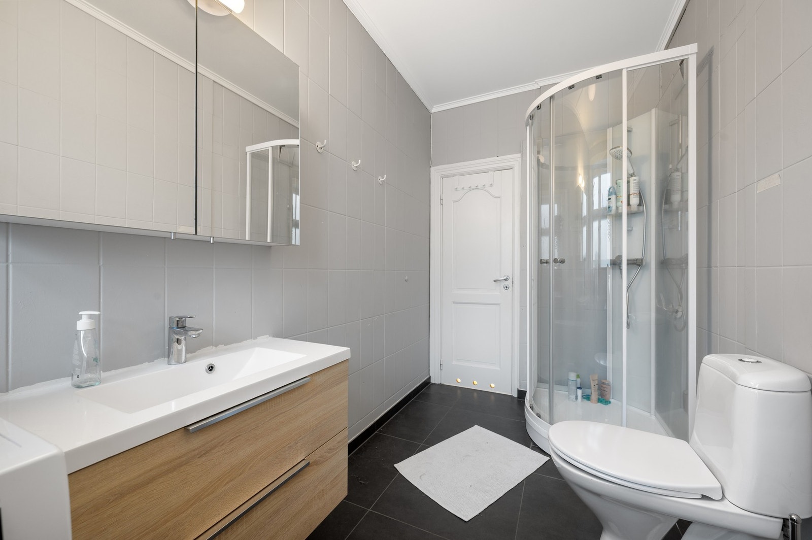 Baderommet har opplegg for vaskemaskin. Galleribilde